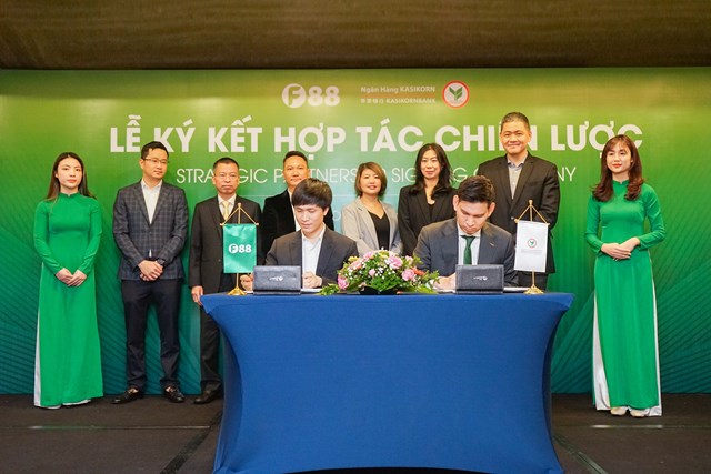 &Ocirc;ng Ph&ugrave;ng Anh Tuấn v&agrave; &ocirc;ng Chatuporn Boozaya-Angool - Tổng Gi&aacute;m đốc KBank &ndash; Chi nh&aacute;nh TP HCM - k&yacute; kết chương tr&igrave;nh hợp t&aacute;c