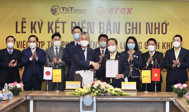 Chủ tịch HĐQT ki&ecirc;m Tổng Gi&aacute;m đốc Tập đo&agrave;n T&amp;T Group Đỗ Quang Hiển v&agrave; Chủ tịch HĐQT ki&ecirc;m Tổng Gi&aacute;m đốc Tập đo&agrave;n EREX Honna Hitoshi k&yacute; bi&ecirc;n bản ghi nhớ hợp t&aacute;c trong lĩnh vực năng lượng sinh khối tại Việt Nam.