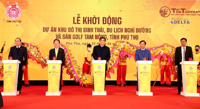 C&aacute;c đại biểu ấn n&uacute;t khởi c&ocirc;ng dự &aacute;n.