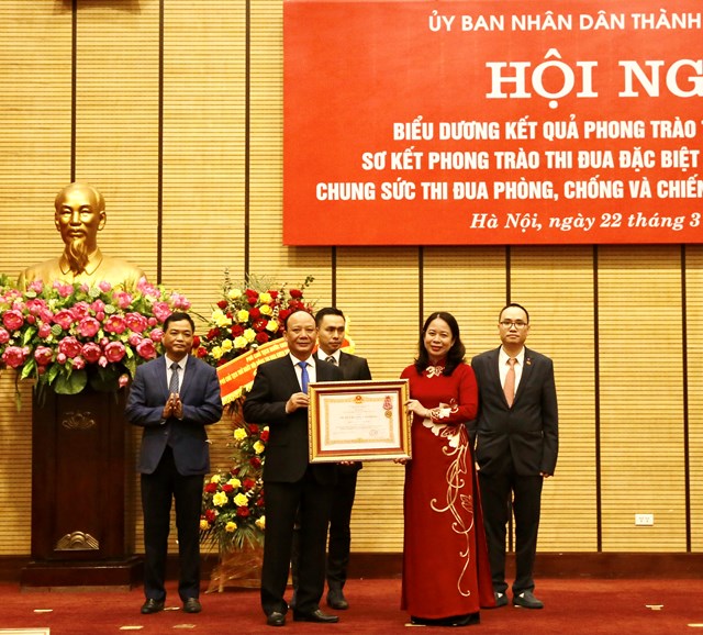&Ocirc;ng Nguyễn Tất Thắng - Đại diện T&amp;T Group nhận Hu&acirc;n chương Lao động hạng Ba v&igrave; những th&agrave;nh t&iacute;ch xuất xắc trong c&ocirc;ng t&aacute;c ph&ograve;ng chống dịch Covid-19