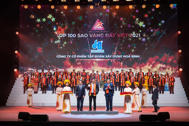 &Ocirc;ng Nguyễn H&ugrave;ng Cường &ndash; Ph&oacute; Tổng Gi&aacute;m đốc đại diện H&ograve;a B&igrave;nh nhận danh hiệu Top 100 Sao V&agrave;ng đất Việt.