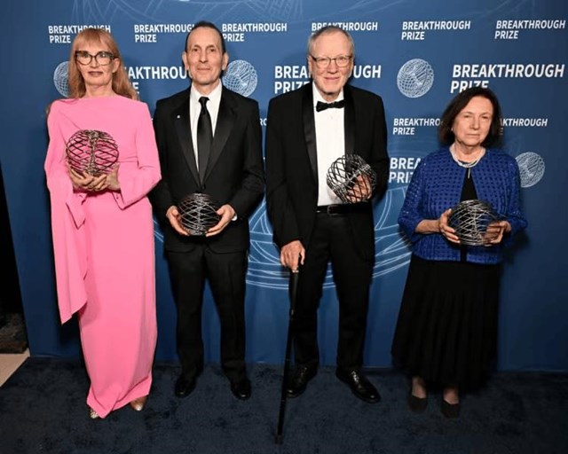 C&aacute;c nh&agrave; khoa học PGS. Svetlana Mojsov v&agrave; GS. Jens Juul Holst v&agrave; GS. Daniel J. Drucker (từ phải qua) - Chủ nh&acirc;n Giải Đặc biệt VinFuture d&agrave;nh cho Nh&agrave; khoa học nghi&ecirc;n cứu lĩnh vực mới 2023 - tiếp tục được vinh danh với Giải thưởng Breakthrough 2025 (Ảnh: photo by Michael Kovac/Getty Images for Breakthrough Prize)