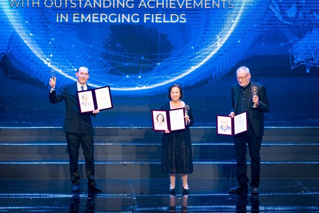 C&aacute;c chủ nh&acirc;n Giải thưởng Breakthrough 2025 nhận &ldquo;Giải Đặc biệt VinFuture d&agrave;nh cho Nh&agrave; khoa học nghi&ecirc;n cứu c&aacute;c lĩnh vực mới&rdquo; tại Lễ trao giải VinFuture năm 2023 (Ảnh: VinFuture Prize)