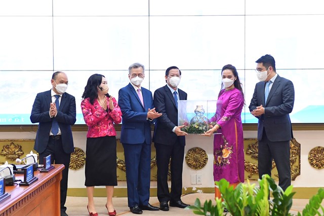 B&agrave; Trương Huệ V&acirc;n, đại diện cho c&aacute;c nh&agrave; đầu tư tặng qu&agrave; lưu niệm cho TP HCM