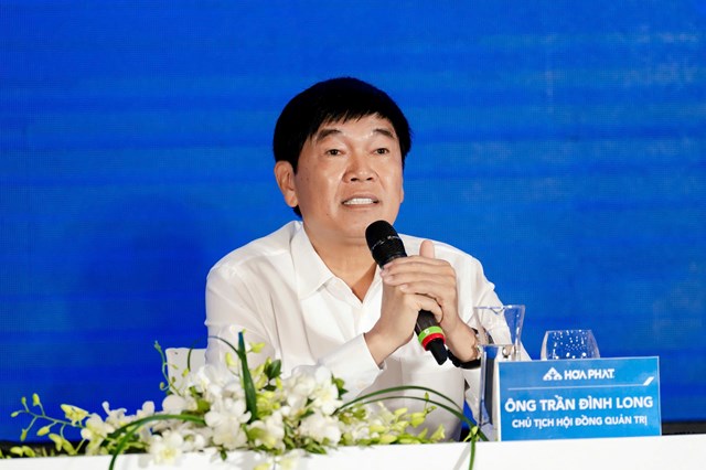 Chủ tịch HĐQT Tập đo&agrave;n H&ograve;a Ph&aacute;t Trần Đ&igrave;nh Long trả lời cổ đ&ocirc;ng
