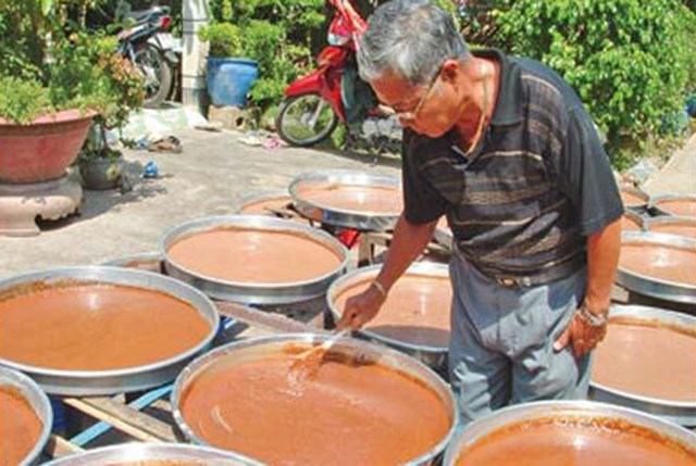 Mắm t&ocirc;m ch&agrave; được đem phơi nắng. &nbsp;