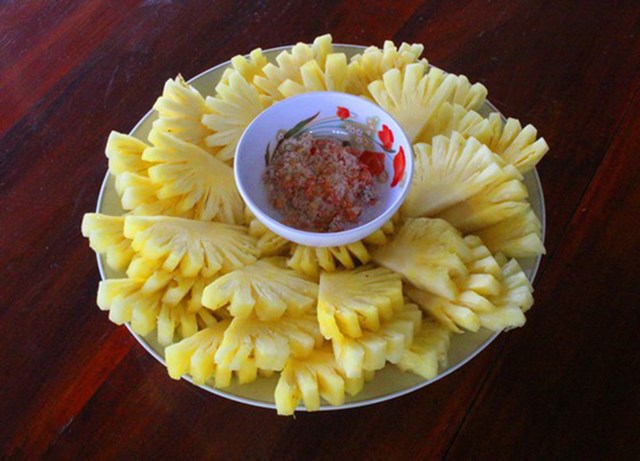 Kh&oacute;m ăn tươi, chấm muối ớt.