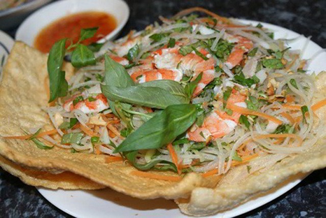 B&aacute;nh phồng Ph&uacute; Mỹ ăn c&ugrave;ng gỏi t&ocirc;m, gỏi thịt, gỏi c&aacute;&hellip;