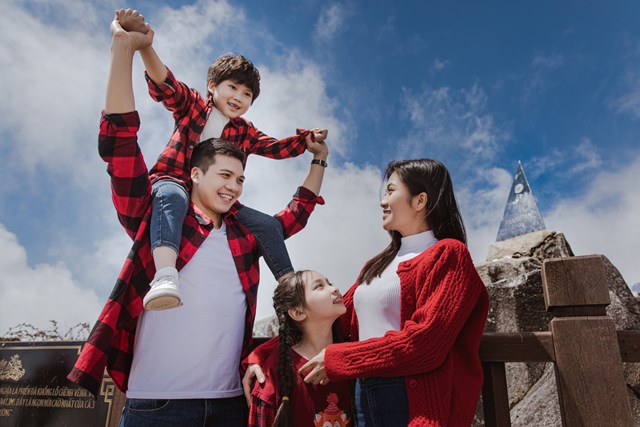 Du kh&aacute;ch check-in tại đỉnh Fansipan.