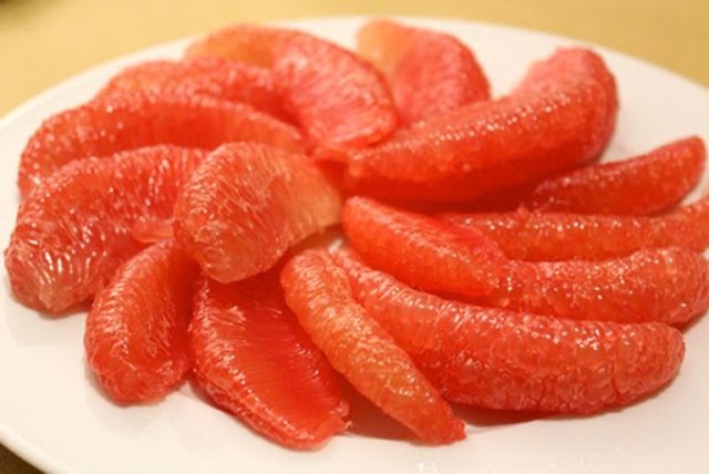 T&eacute;p bưởi da xanh c&oacute; m&agrave;u hồng đỏ, kh&ocirc;ng c&oacute; hạt, vị ngọt thanh.
