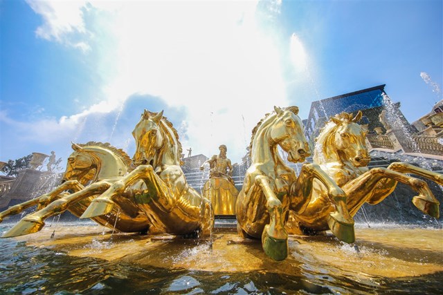 Th&aacute;c Thần Mặt trời tại Sun World Ba Na Hills.
