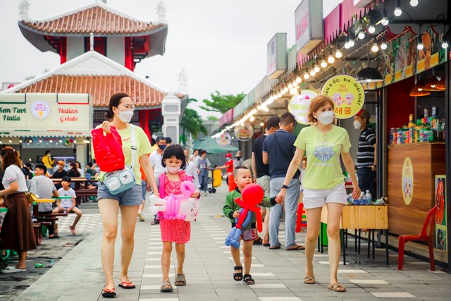 Kh&aacute;ch đến vui chơi tại C&ocirc;ng vi&ecirc;n ch&acirc;u &Aacute;.