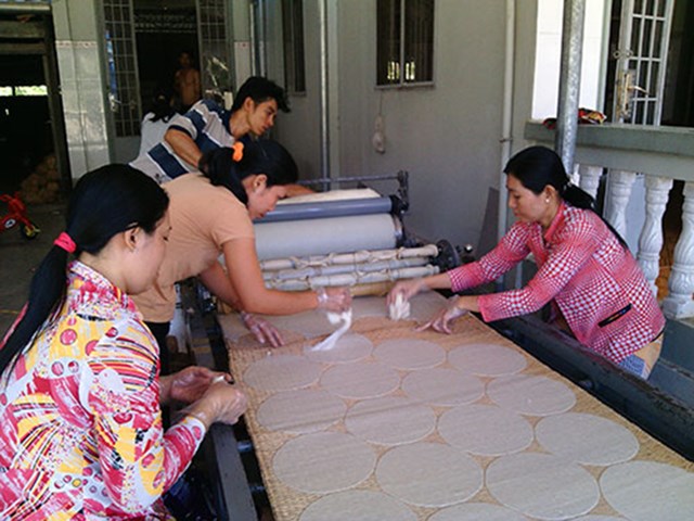 Người d&acirc;n l&agrave;ng nghề truyền thống Sơn Đốc đang c&aacute;n b&aacute;nh phồng.