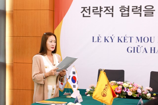 B&agrave; Kim Ju Won, Ph&oacute; Chủ tịch DB Group ph&aacute;t biểu tại lễ k&yacute; kết hợp t&aacute;c chiến lược.