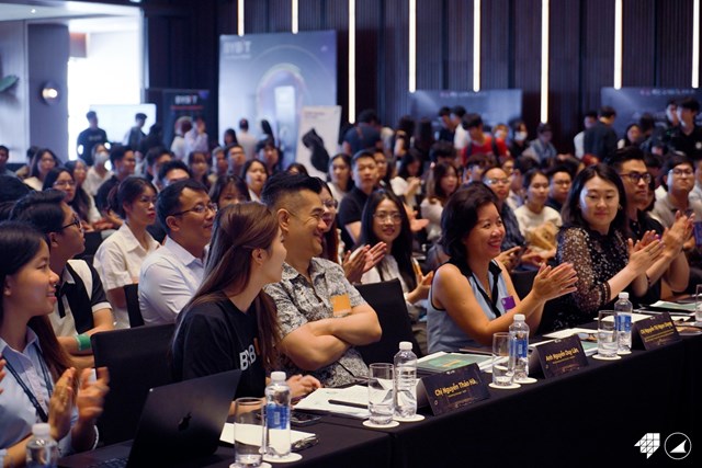 Ban gi&aacute;m khảo c&ugrave;ng c&aacute;c kh&aacute;ch mời của Hội chợ Kết nối Khởi nghiệp - Kawai Startup Fair 2024