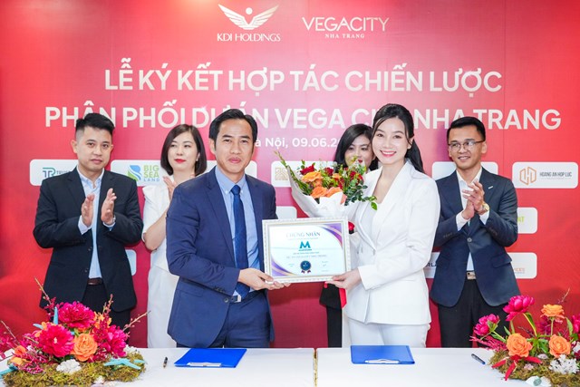 Đại diện Chủ đầu tư KDI Holdings trao chứng nhận đối t&aacute;c ch&iacute;nh thức cho c&aacute;c đại l&yacute;