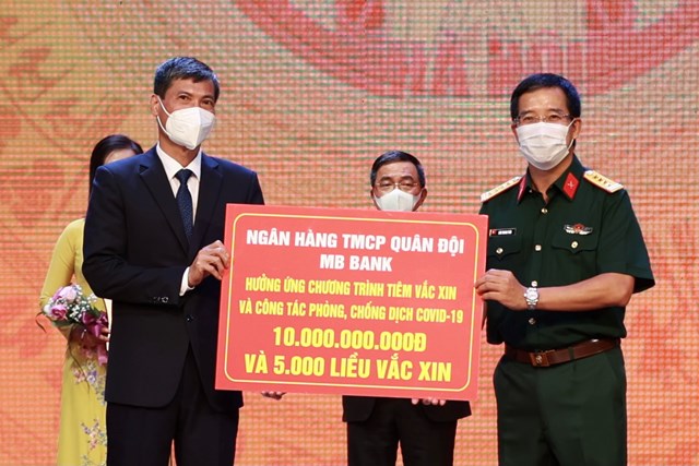 MB “tiếp sức” 10 tỷ đồng c&#249;ng H&#224; Nội chiến thắng Covid-19 - Ảnh 1