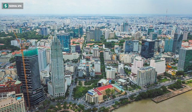 Sai phạm của &ocirc;ng Vũ Huy Ho&agrave;ng v&agrave; b&agrave; Hồ Thị Kim Thoa được cho l&agrave; li&ecirc;n quan khu đất v&agrave;ng '4 mặt tiền' ở quận 1. Khu đất c&oacute; địa chỉ: 2-4-6 đường Hai B&agrave; Trưng (phường Bến Ngh&eacute;) nằm ở trung t&acirc;m th&agrave;nh phố, hướng ra s&ocirc;ng S&agrave;i G&ograve;n, gần phố đi bộ Nguyễn Huệ.