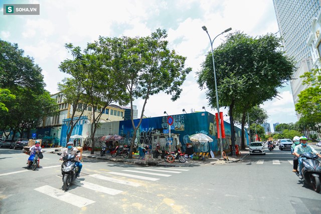 B&ecirc;n ngo&agrave;i h&agrave;ng r&agrave;o, g&oacute;c ng&atilde; tư Đ&ocirc;ng Du - Hai B&agrave; Trưng, người d&acirc;n tận dụng b&oacute;ng m&aacute;t để kinh doanh