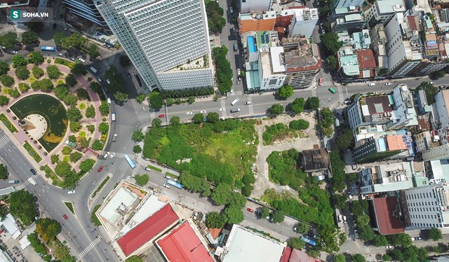 "Khu đất v&agrave;ng" c&oacute; tổng diện t&iacute;ch khoảng 6.000 m2, 4 mặt tiền c&aacute;c đường Hai B&agrave; Trưng, Thi S&aacute;ch, C&ocirc;ng trường M&ecirc; Linh, Đ&ocirc;ng Du, trong đ&oacute; mặt ph&iacute;a Đ&ocirc;ng hướng ra s&ocirc;ng S&agrave;i G&ograve;n. Bao quanh khu đất l&agrave; c&aacute;c to&agrave; cao ốc, kh&aacute;ch sạn, nh&agrave; h&agrave;ng sang trọng.