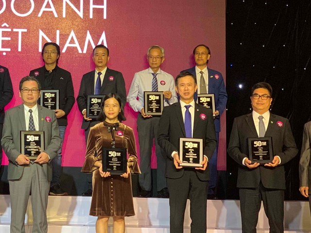 Tổng gi&aacute;m đốc Nam Long &ndash; &ocirc;ng Chu Chee Kwang (h&agrave;ng dưới thứ 2 từ phải sang) &nbsp;nhận giải thưởng từ Ban Tổ Chức.