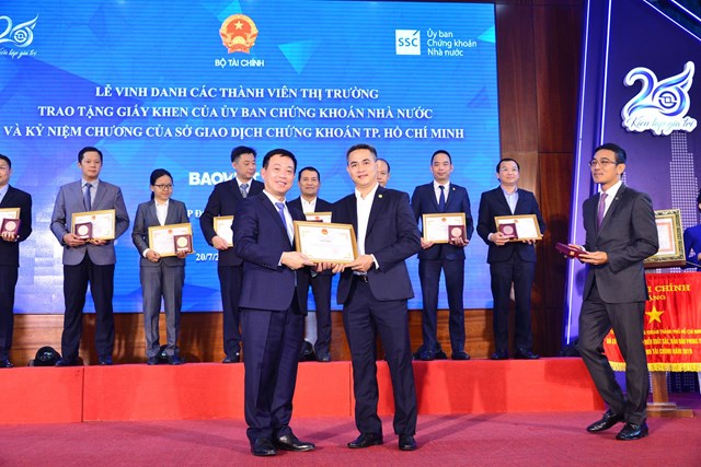 &Ocirc;ng Trần Văn Dũng - Chủ tịch Ủy ban Chứng kho&aacute;n Nh&agrave; nước ghi nhận Tập đo&agrave;n Bảo Việt đ&atilde; c&oacute; những đ&oacute;ng g&oacute;p t&iacute;ch cực cho thị trường chứng kho&aacute;n Việt Nam