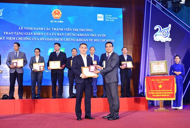 &Ocirc;ng L&ecirc; Hải Tr&agrave; &ndash; Phụ tr&aacute;ch HĐQT Sở Giao dịch Chứng kho&aacute;n TP HCM trao kỷ niệm chương cho&nbsp; Tập đo&agrave;n Bảo Việt nh&acirc;n dịp 20 năm hoạt động thị trường chứng kho&aacute;n v&agrave; HoSE