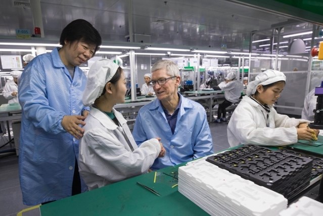 Tim Cook từng đến thăm nh&agrave; xưởng của Luxshare