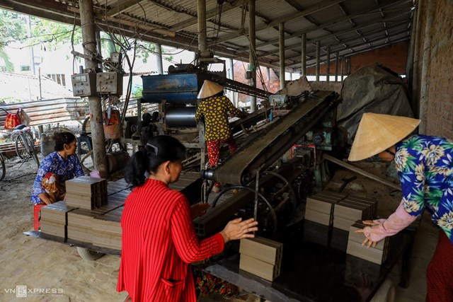 Kh&ocirc;ng c&ograve;n nhộn nhịp sản xuất như trước nhưng l&agrave;ng nghề kh&ocirc;ng v&igrave; vậy m&agrave; mai một, nhiều chủ xưởng vẫn cố gắng b&aacute;m nghề. Một xưởng c&oacute; gần chục nh&acirc;n vi&ecirc;n l&agrave;m việc, lu&ocirc;n tay cho đất s&eacute;t v&agrave;o m&aacute;y để tạo h&igrave;nh vi&ecirc;n gạch.