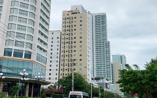Những khối nh&agrave; cao tầng tr&ecirc;n một đường phố tại TP Nha Trang.