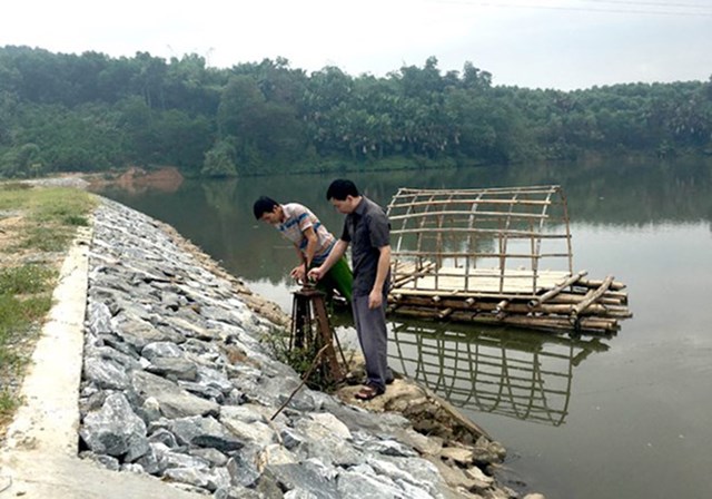 C&aacute;n bộ Ban quản l&yacute; c&ocirc;ng tr&igrave;nh thủy lợi x&atilde; Đội Cấn (TP Tuy&ecirc;n Quang) kiểm tra van điều tiết tại hồ thủy lợi x&atilde; Đội Cấn.