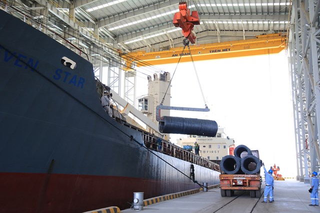 C&aacute;c doanh nghiệp ng&agrave;nh th&eacute;p tiếp tục đối mặt với sự suy giảm ti&ecirc;u thụ ở thị trường nội địa v&agrave; kh&oacute; khăn ở thị trường xuất khẩu khi li&ecirc;n tục bị c&aacute;c nước kiện ph&ograve;ng vệ thương mại