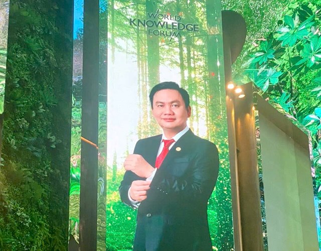 H&igrave;nh ảnh &ocirc;ng Nguyễn Hồ Nam - Nh&agrave; s&aacute;ng lập Tập đo&agrave;n Bamboo Capital, Ph&oacute; Chủ tịch HĐQT Ng&acirc;n h&agrave;ng Eximbank được giới thiệu tại Diễn đ&agrave;n Tri thức Thế giới 2024&nbsp;