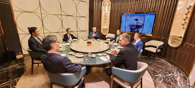 &Ocirc;ng Nguyễn Hồ Nam trao đổi c&aacute;c cơ hội đầu tư v&agrave; hợp t&aacute;c với Việt Nam c&ugrave;ng &ocirc;ng Arthur Laffer, Nh&agrave; kinh tế học, Chủ tịch Laffer Associates; &ocirc;ng Kohei Itoh, Hiệu trưởng Đại học Keio; &ocirc;ng Michael Beckley, Gi&aacute;o sư tại Đại học Tufts; &ocirc;ng Todd Buchholz, Cựu Gi&aacute;m đốc Ch&iacute;nh s&aacute;ch Kinh tế tại Nh&agrave; Trắng v&agrave; &ocirc;ng Paul Zak, Gi&aacute;o sư tại Đại học Claremont Graduate tại buổi gặp mặt do Tiến sĩ Chang Dae-Whan chủ tr&igrave; &nbsp;