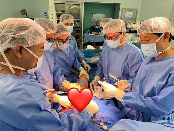 H&igrave;nh ảnh ca phẫu thuật t&aacute;i tạo xương chậu đầy căng thẳng của đội ngũ b&aacute;c sĩ Vinmec. &nbsp;