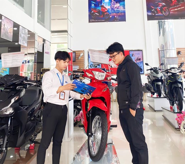 Nh&acirc;n vi&ecirc;n Mcredit tư v&acirc;́n và giới thi&ecirc;̣u v&ecirc;̀ chương trình ưu đãi lãi su&acirc;́t khi mua xe máy Honda tại HEAD