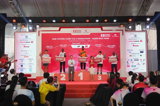 B&agrave; L&ecirc; Thị Ho&agrave;ng Yến - Ph&oacute; Cục trưởng Cục Thể dục Thể thao v&agrave; &Ocirc;ng Phạm Xu&acirc;n T&agrave;i - Ph&oacute; Gi&aacute;m đốc Sở Văn h&oacute;a v&agrave; Thể thao TP. H&agrave; Nội trao giải cho c&aacute;c VĐV xuất sắc đường đua Marathon nam