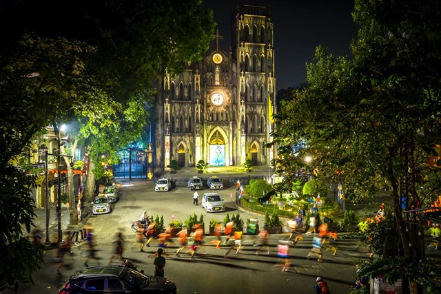 Cung đường chạy đi qua nhiều địa danh mang đậm dấu ấn lịch sử, văn h&oacute;a như Lăng Chủ tịch Hồ Ch&iacute; Minh, Cầu Long Bi&ecirc;n, Nh&agrave; Thờ Lớn..