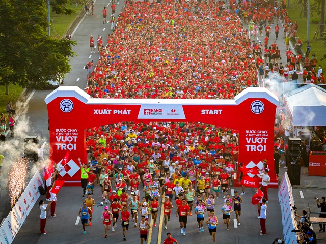 Giải Marathon Quốc tế H&agrave; Nội Techcombank M&ugrave;a thứ 4 thu h&uacute;t hơn 13.000 VĐV, gấp gần 1,5 lần so với m&ugrave;a giải trước