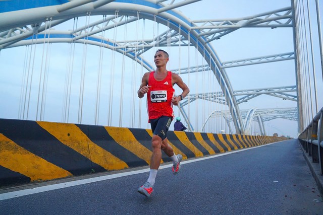 Vận động vi&ecirc;n Phạm Tiến Sản tr&ecirc;n h&agrave;nh tr&igrave;nh chinh phục Giải Marathon Quốc tế H&agrave; Nội Techcombank m&ugrave;a thứ 4