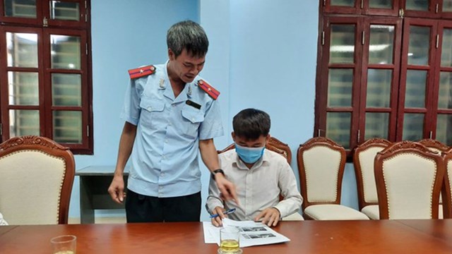 Hưng Vlog k&yacute; bi&ecirc;n bản nộp phạt