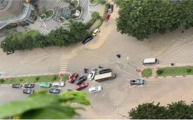 Một ngã tư nội thành mưa ngập nhìn từ trên cao (Ảnh: FB Trần Trọng An) Một ngã tư nội thành mưa ngập nhìn từ trên cao (Ảnh: FB Trần Trọng An)