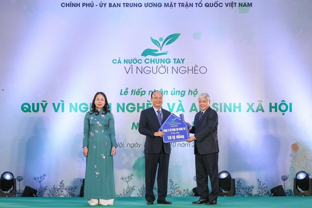 Đại diện l&atilde;nh đạo Tập đo&agrave;n T&amp;T Group (giữa) trao tặng 10 tỷ đồng ủng hộ Quỹ &ldquo;V&igrave; người ngh&egrave;o&rdquo; Trung ương &nbsp;