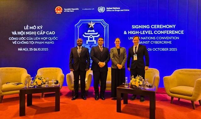 Jarek Jakubcek, Giám đốc Đào tạo Thực thi Pháp luật Toàn cầu của Binance (ngoài cùng bên phải), chia sẻ kinh nghiệm về phòng chống tội phạm tiền mã hóa tại Lễ mở ký và Hội nghị cấp cao Công ước Hà Nội, ngày 25-26/10.   Jarek Jakubcek, Giám đốc Đào tạo Thực thi Pháp luật Toàn cầu của Binance (ngoài cùng bên phải), chia sẻ kinh nghiệm về phòng chống tội phạm tiền mã hóa tại Lễ mở ký và Hội nghị cấp cao Công ước Hà Nội, ngày 25-26/10.  