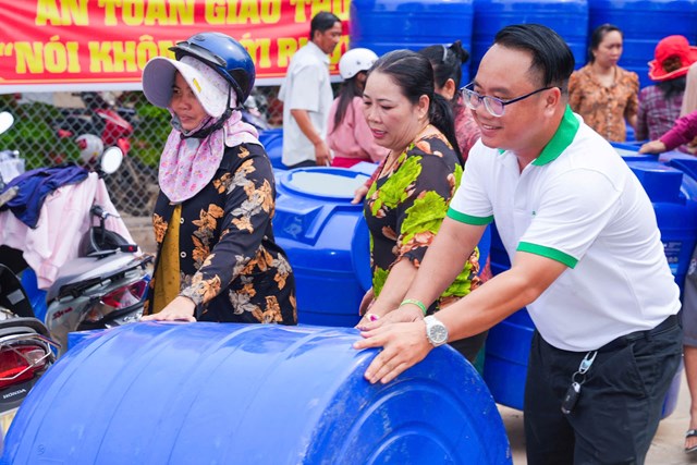 FE CREDIT đồng h&agrave;nh c&ugrave;ng cộng đồng qua nhiều hoạt động thiết thực, g&oacute;p phần x&acirc;y dựng cuộc sống bền vững. Ảnh: FE CREDIT &nbsp;