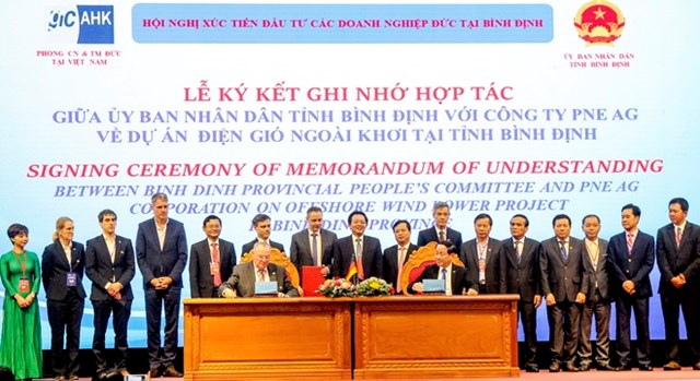 L&atilde;nh đạo tỉnh B&igrave;nh Định k&yacute; kết ghi nhớ hợp t&aacute;c với C&ocirc;ng ty PNE AG về&nbsp;dự &aacute;n&nbsp;điện gi&oacute; ngo&agrave;i khơi tỉnh n&agrave;y với tổng vốn hơn 4,6 tỷ USD. &nbsp;
