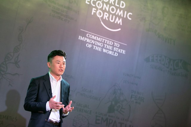 Tr&ecirc;n s&acirc;n khấu VinFuture, GS. Ho-Young Kim sẽ chia sẻ về triển vọng một thế hệ robot c&oacute; khả năng th&iacute;ch ứng cao, bền bỉ v&agrave; hiệu quả hơn. Ảnh: WEF &nbsp;