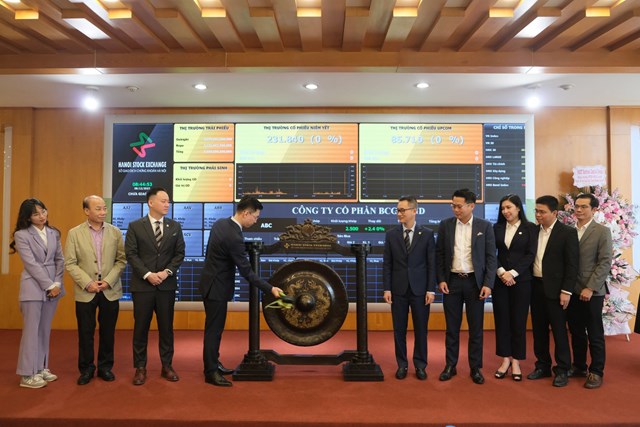 &Ocirc;ng Nguyễn T&ugrave;ng L&acirc;m - Ph&oacute; Chủ tịch thường trực HĐQT BCG Land - thực hiện nghi thức đ&aacute;nh cồng khai trương phi&ecirc;n giao dịch đầu ti&ecirc;n của BCR tr&ecirc;n UPCoM s&aacute;ng nay &nbsp;