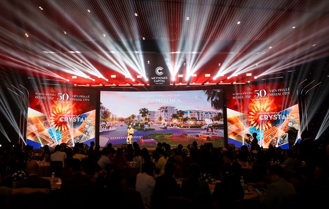 Hơn 500 khách hàng quy tụ tại Lễ giới thiệu 50 viên pha lê đắt giá nhất Crystal City Hơn 500 khách hàng quy tụ tại Lễ giới thiệu 50 viên pha lê đắt giá nhất Crystal City