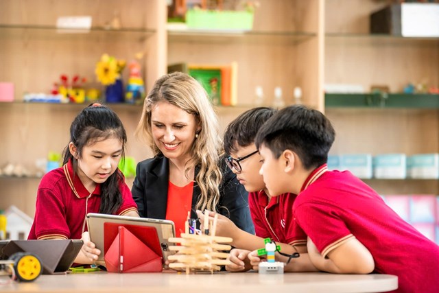 Vinschool lu&ocirc;n lấy học sinh l&agrave;m trung t&acirc;m, 100% gi&aacute;o vi&ecirc;n nước ngo&agrave;i tại Vinschool c&oacute; bằng cấp sư phạm v&agrave; kinh nghiệm giảng dạy quốc tế, được đ&agrave;o tạo về phương ph&aacute;p giảng dạy chương tr&igrave;nh Cambridge.